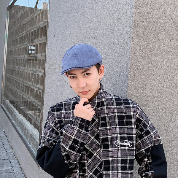 Muška kapa sa šilterom i grbom