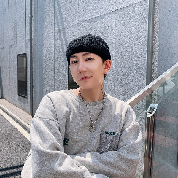 Ανδρικό μοντέρνο καπέλο φθινοπώρου-χειμώνα με έμβλημα