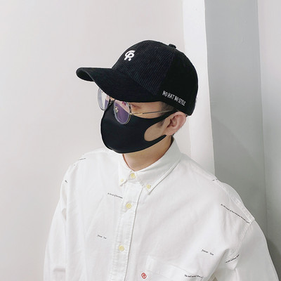 Ανδρικό καπέλο με κέντημα και γείσο