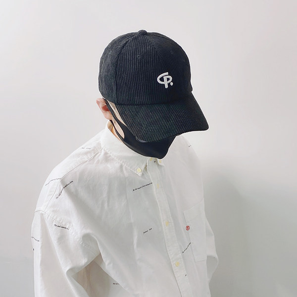 Ανδρικό καπέλο με κέντημα και γείσο