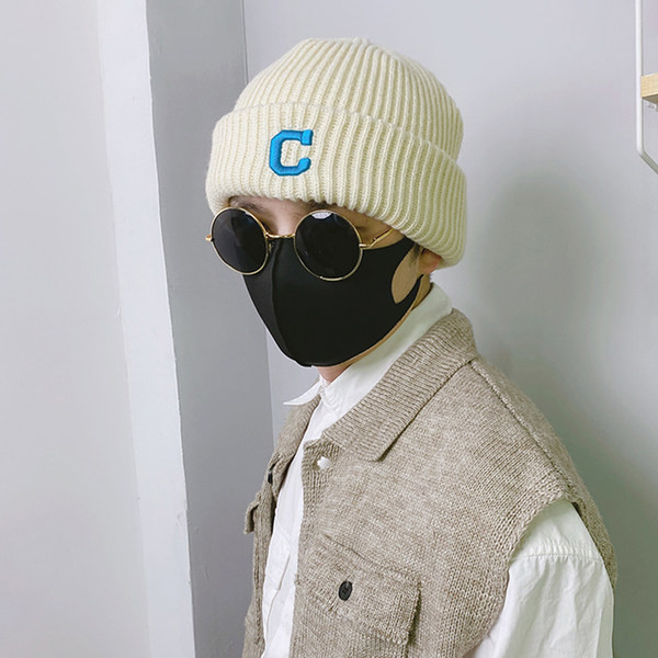 Πλεκτό καπέλο με κέντημα για άνδρες