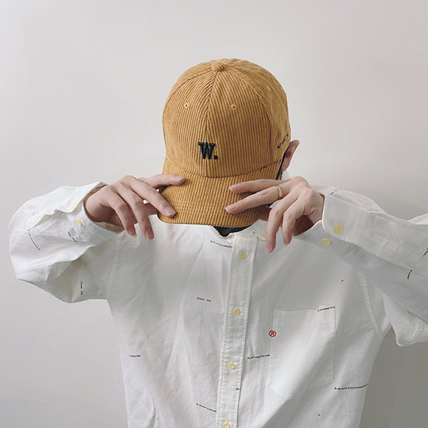 Moderna muška kapa sa šilterom i vezom