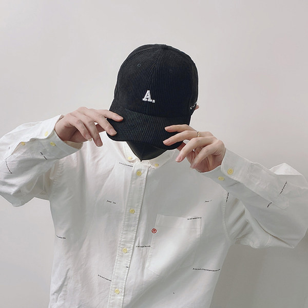 Moderna muška kapa sa šilterom i vezom