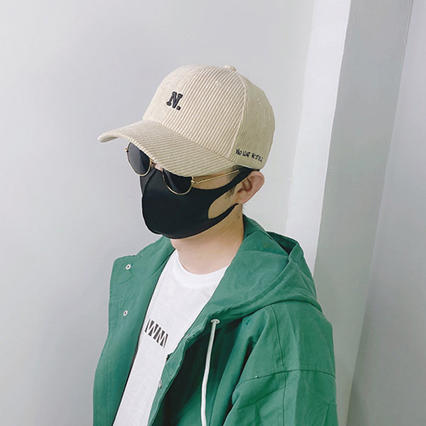 Moderna muška kapa sa šilterom i vezom