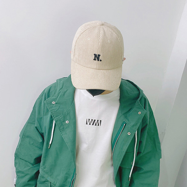 Moderna muška kapa sa šilterom i vezom