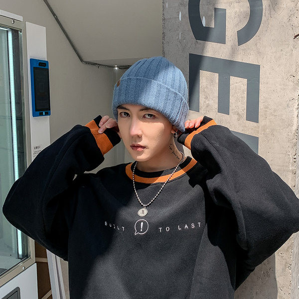 Muška pletena kapa u dvije boje