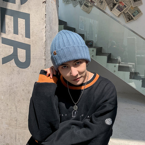 Muška pletena kapa u dvije boje