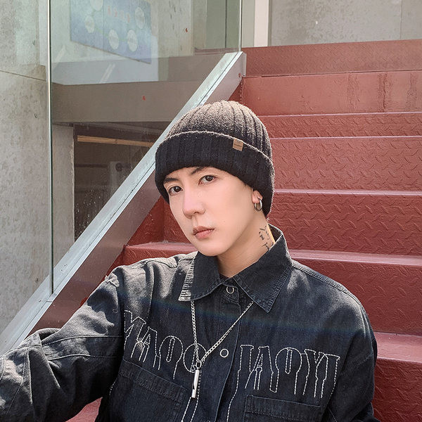 Muška pletena kapa u dvije boje