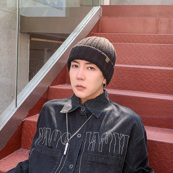 Muška pletena kapa u dvije boje