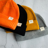 Ανδρικό χειμερινό πλεκτό καπέλο με έμβλημα