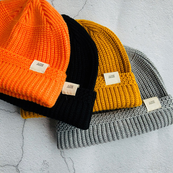 Ανδρικό χειμερινό πλεκτό καπέλο με έμβλημα