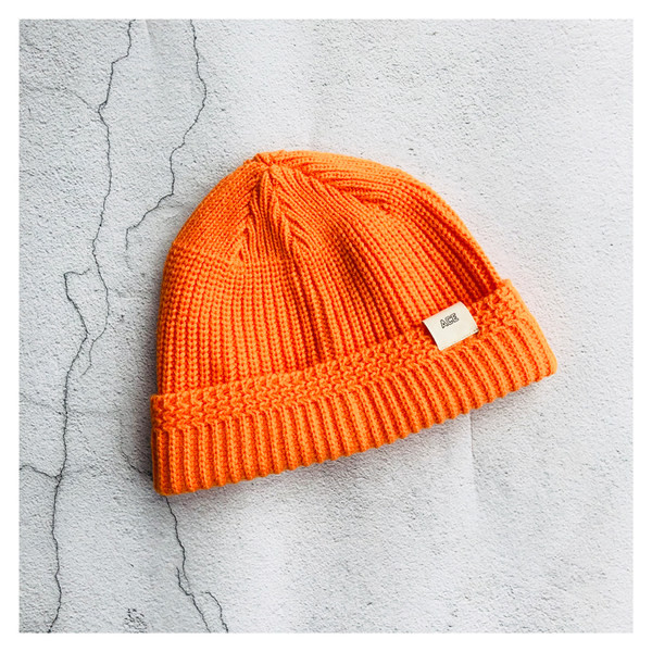 Ανδρικό χειμερινό πλεκτό καπέλο με έμβλημα