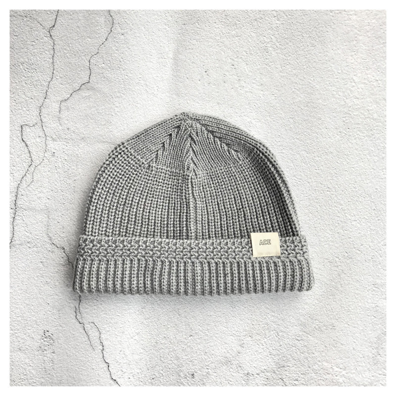 Ανδρικό χειμερινό πλεκτό καπέλο με έμβλημα