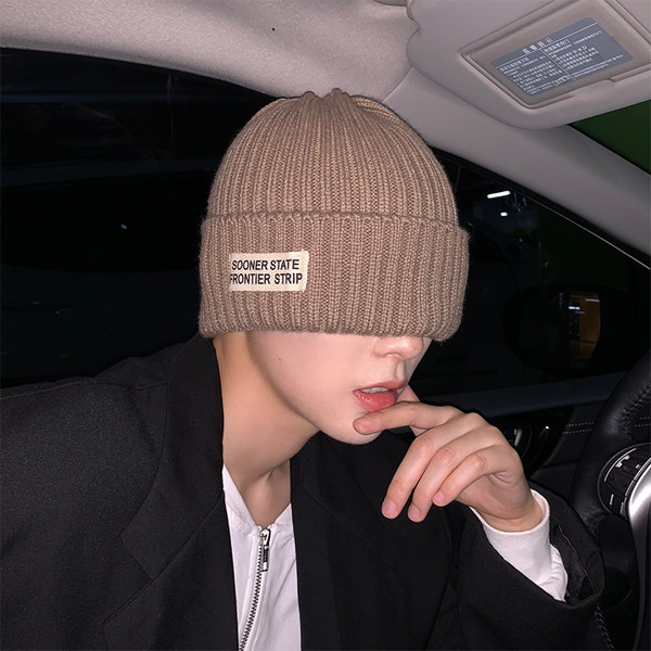 Ανδρικό πλεκτό καπέλο με έμβλημα