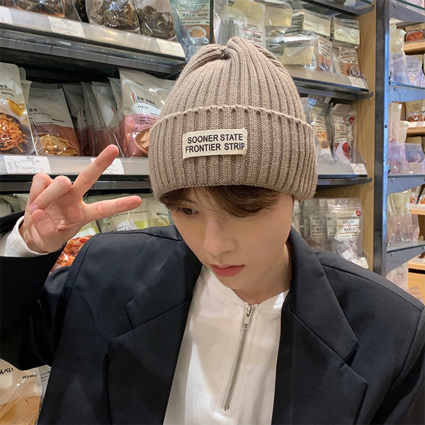 Ανδρικό πλεκτό καπέλο με έμβλημα