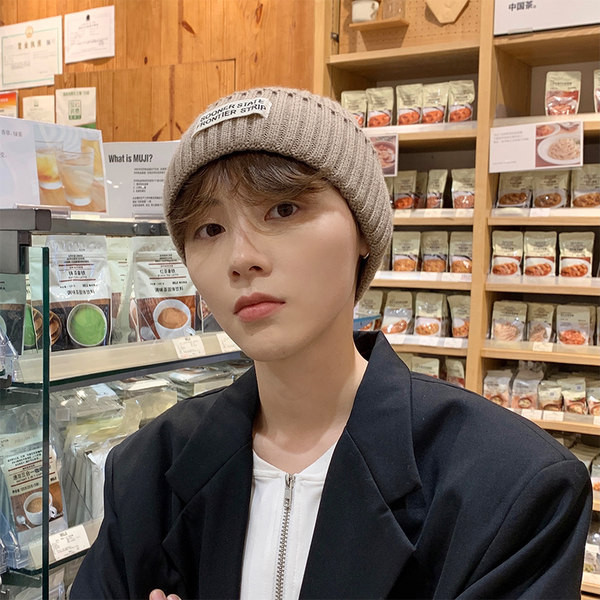 Ανδρικό πλεκτό καπέλο με έμβλημα