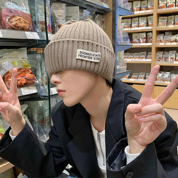 Ανδρικό πλεκτό καπέλο με έμβλημα