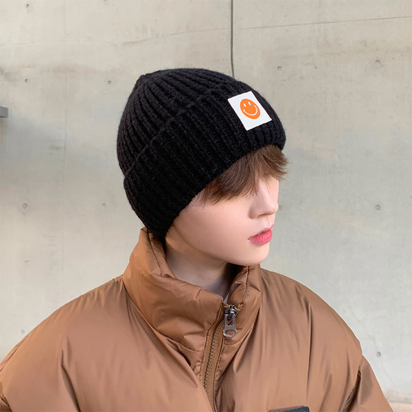 Ανδρικό χειμερινό πλεκτό καπέλο με απλικέ