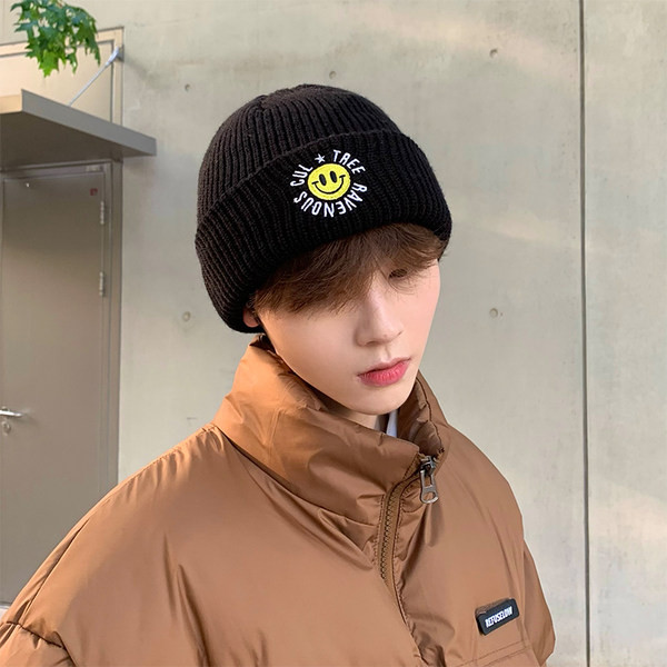 Ανδρικό πλεκτό καπέλο με κέντημα σε μαύρο χρώμα