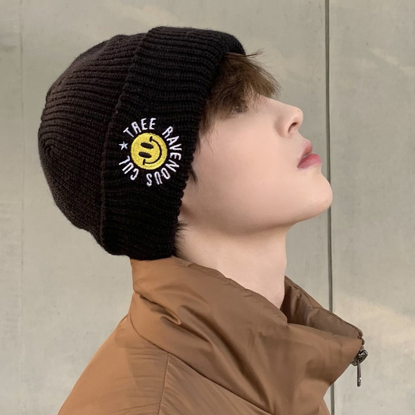 Ανδρικό πλεκτό καπέλο με κέντημα σε μαύρο χρώμα