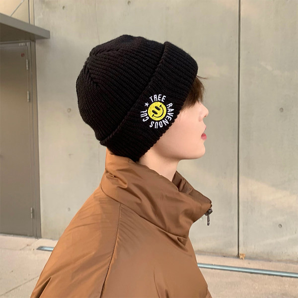 Ανδρικό πλεκτό καπέλο με κέντημα σε μαύρο χρώμα