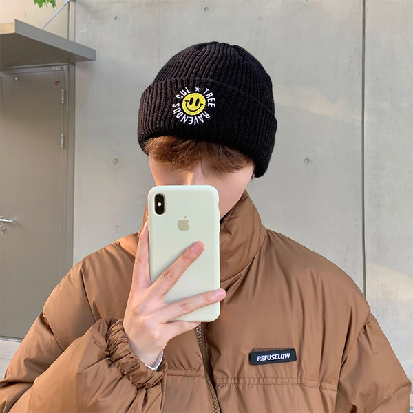 Ανδρικό πλεκτό καπέλο με κέντημα σε μαύρο χρώμα