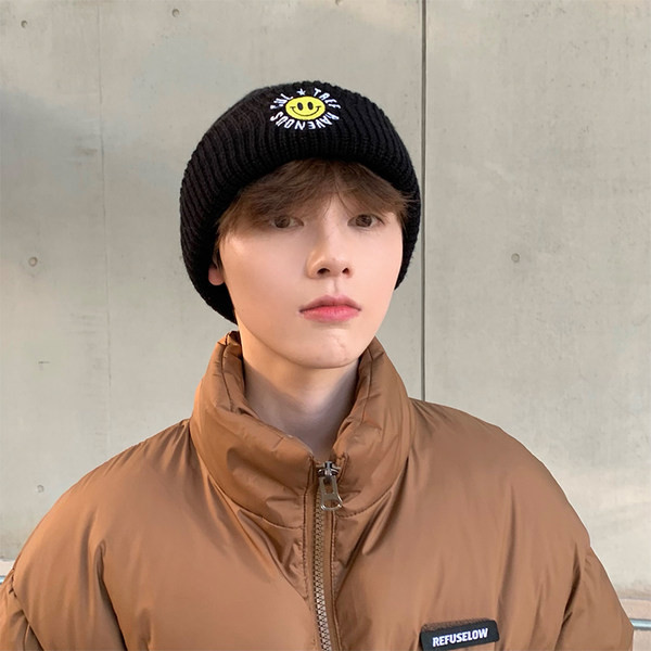 Ανδρικό πλεκτό καπέλο με κέντημα σε μαύρο χρώμα