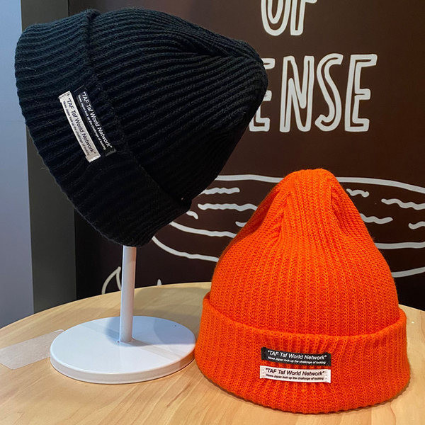 Μονόχρωμο πλεκτό καπέλο για άνδρες με έμβλημα