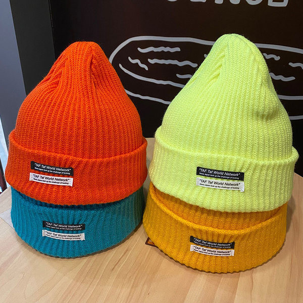 Μονόχρωμο πλεκτό καπέλο για άνδρες με έμβλημα