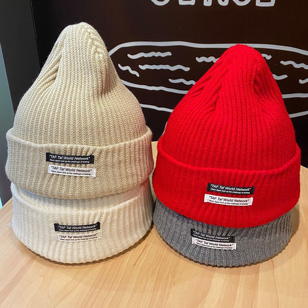 Μονόχρωμο πλεκτό καπέλο για άνδρες με έμβλημα