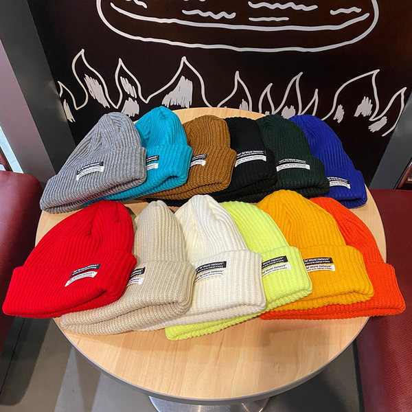 Μονόχρωμο πλεκτό καπέλο για άνδρες με έμβλημα