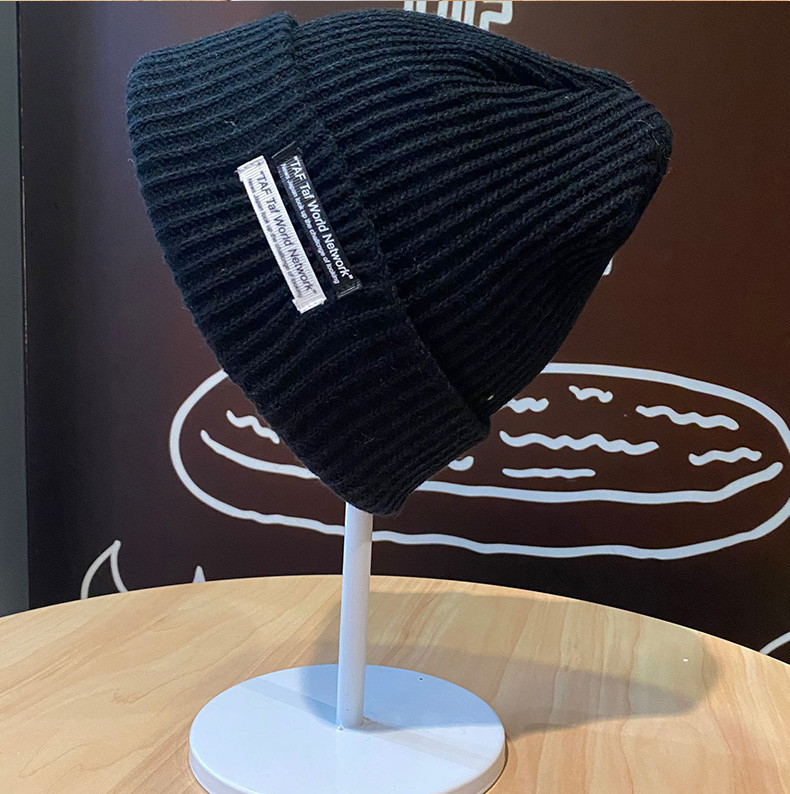 Μονόχρωμο πλεκτό καπέλο για άνδρες με έμβλημα