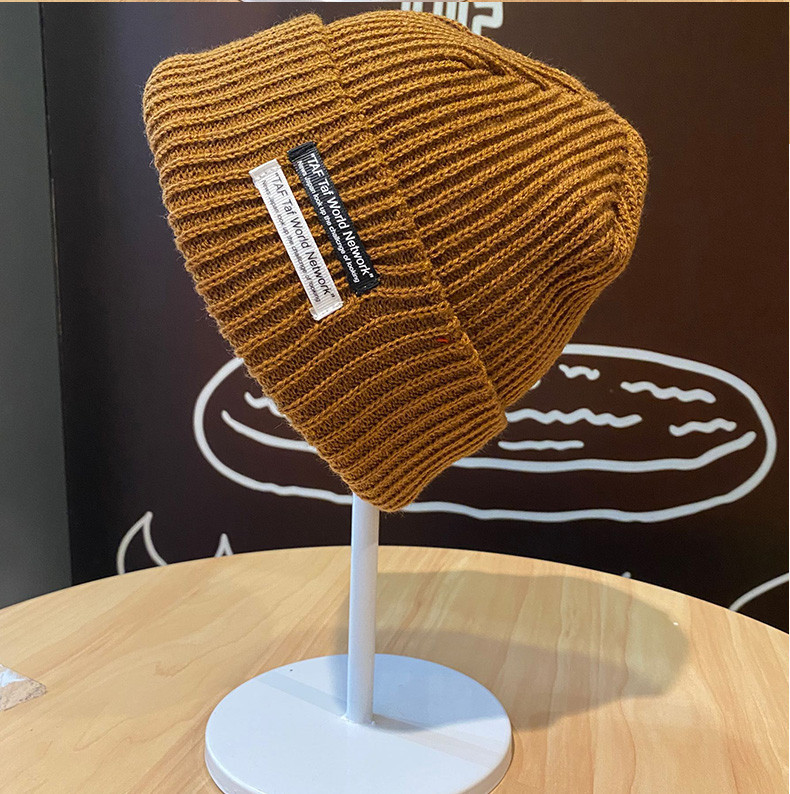 Μονόχρωμο πλεκτό καπέλο για άνδρες με έμβλημα