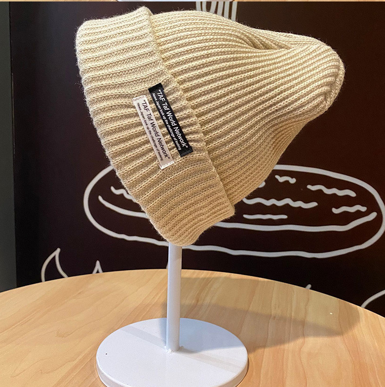 Μονόχρωμο πλεκτό καπέλο για άνδρες με έμβλημα