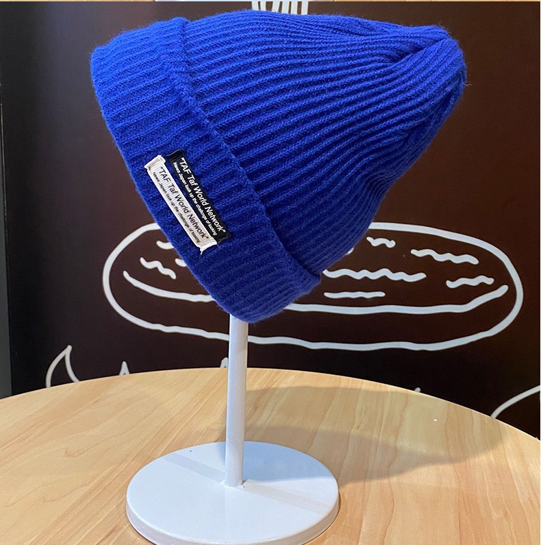 Μονόχρωμο πλεκτό καπέλο για άνδρες με έμβλημα