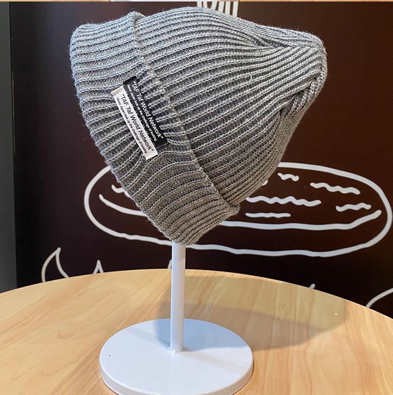 Μονόχρωμο πλεκτό καπέλο για άνδρες με έμβλημα