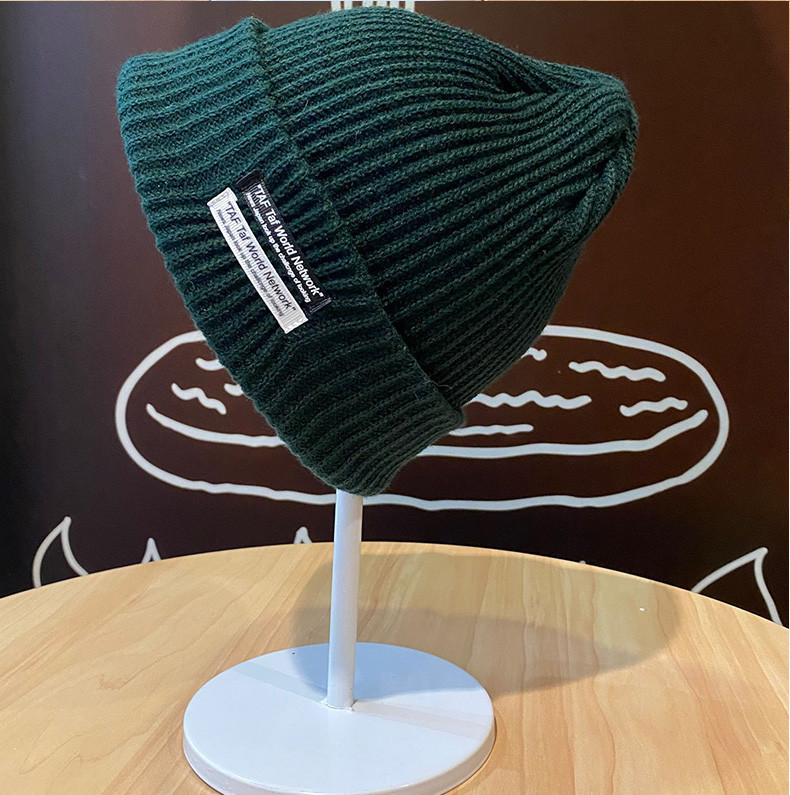 Μονόχρωμο πλεκτό καπέλο για άνδρες με έμβλημα