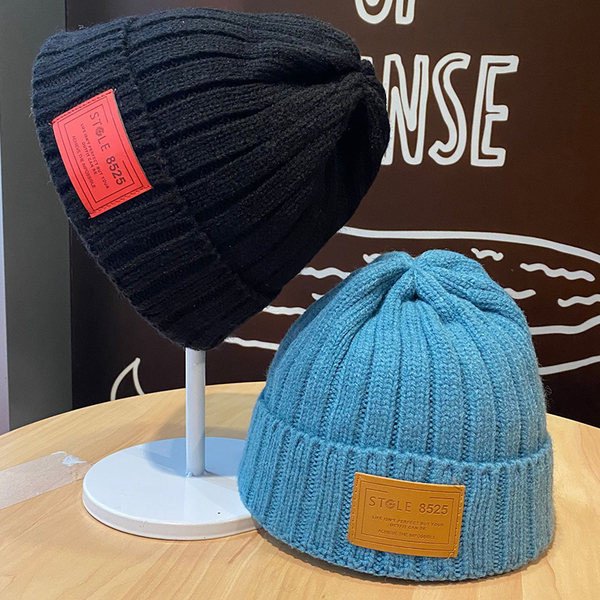 Muška vunena kapa sa grbom