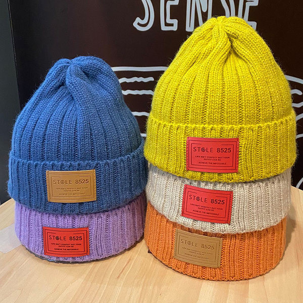 Muška vunena kapa sa grbom