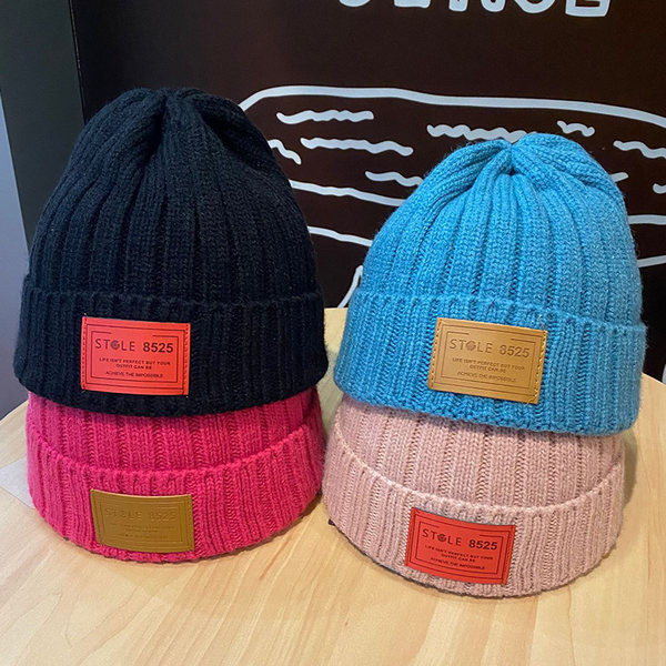 Muška vunena kapa sa grbom