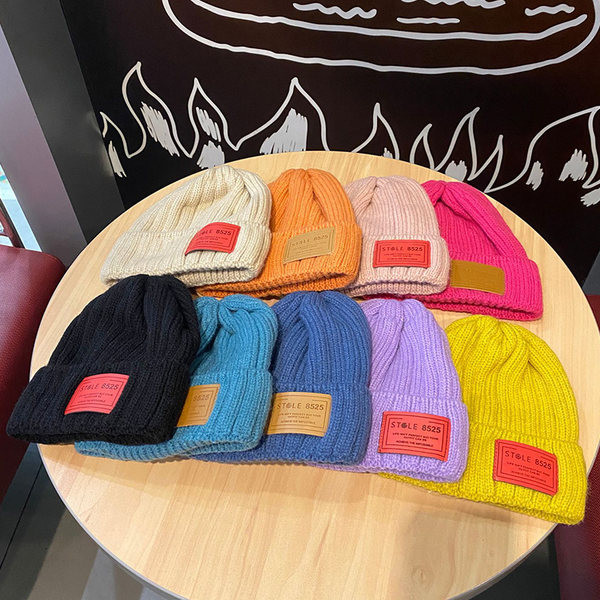 Muška vunena kapa sa grbom