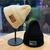 Ανδρικό πλεκτό καπέλο με έμβλημα - πολλά χρώματα