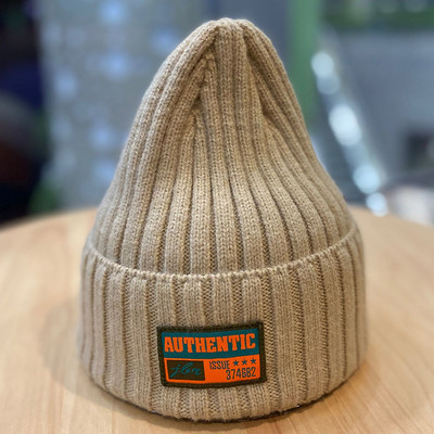 Ανδρικό πλεκτό καπέλο με έμβλημα - πολλά χρώματα