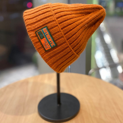 Ανδρικό πλεκτό καπέλο με έμβλημα - πολλά χρώματα