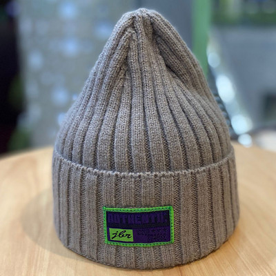 Ανδρικό πλεκτό καπέλο με έμβλημα - πολλά χρώματα