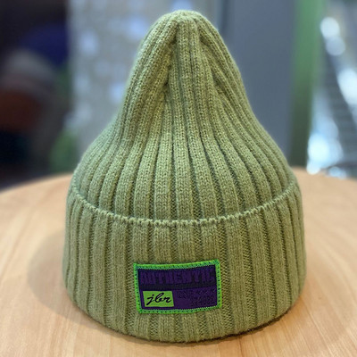 Ανδρικό πλεκτό καπέλο με έμβλημα - πολλά χρώματα