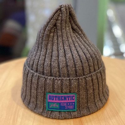 Ανδρικό πλεκτό καπέλο με έμβλημα - πολλά χρώματα