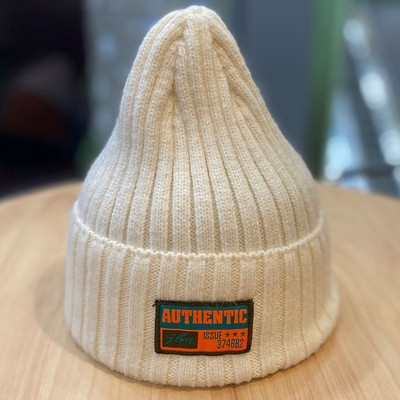 Ανδρικό πλεκτό καπέλο με έμβλημα - πολλά χρώματα