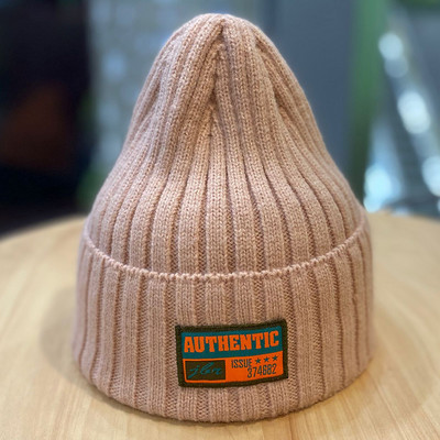 Ανδρικό πλεκτό καπέλο με έμβλημα - πολλά χρώματα