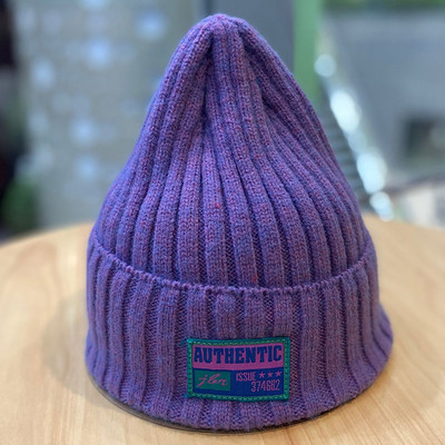 Ανδρικό πλεκτό καπέλο με έμβλημα - πολλά χρώματα